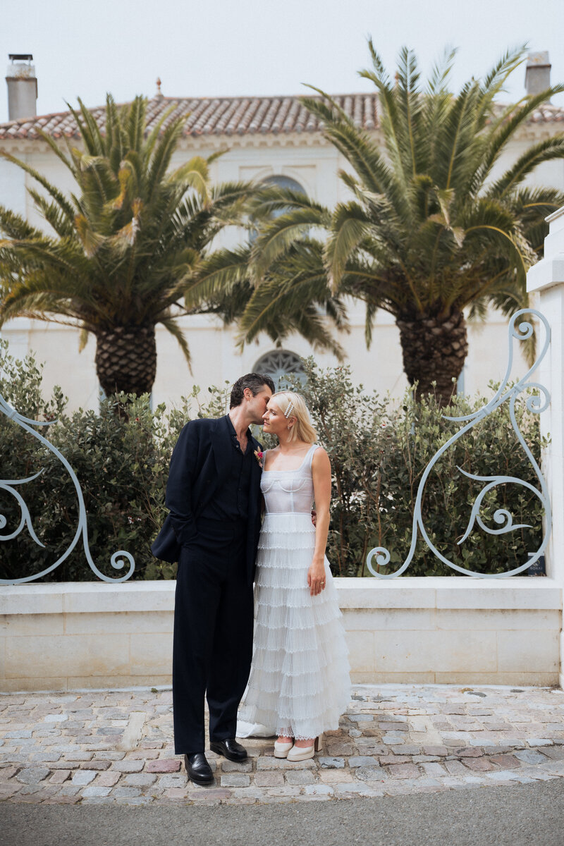 Viola and Tom together beneath palm trees
