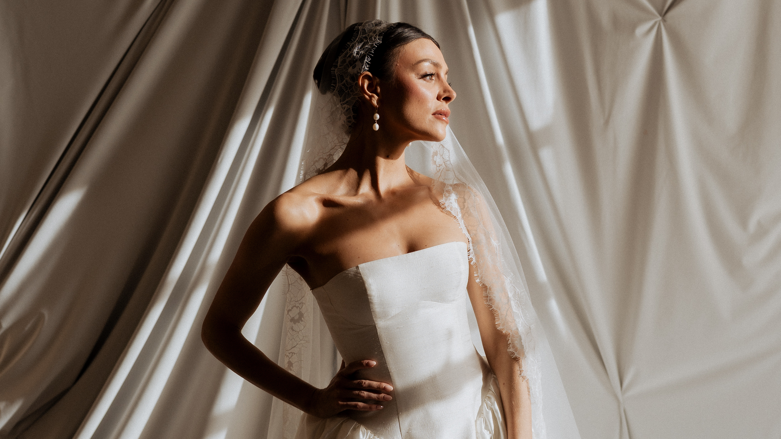 An editorial bridal portrait in warm sunlight at Old Sessions House